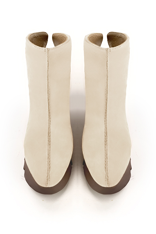 Bottines élégantes et raffinées avec une fermeture éclair à l'arrière, coloris beige vanille. Personnalisation : Choix des cuirs, des couleurs et des talons. Cou-de-pied sur mesure. - Florence KOOIJMAN